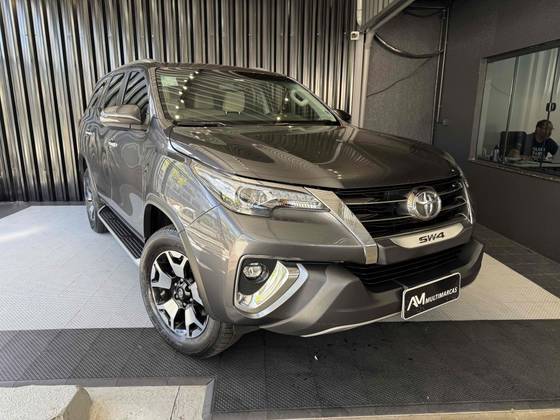TOYOTA HILUX SW4 2.8 SRX DIAMOND 4X4 7 LUGARES 16V TURBO INTERCOOLER DIESEL 4P AUTOMÁTICO